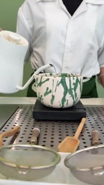 Adım adım Japon çayı yapmayı öğretiyorum. Beşinci adım, kibrit çayını bardağa dök, içkinin tadını çıkar. Yüksek kalite 4k görüntü