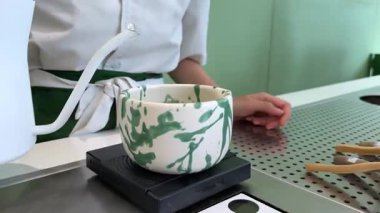 Adım adım Japon çayı yapmayı öğretiyorum. Beşinci adım, kibrit çayını bardağa dök, içkinin tadını çıkar. Yüksek kalite 4k görüntü