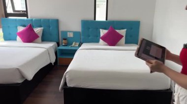 Sırt çantası ve tabletli bir kız çevrimiçi konferans, sosyal ağlar, iletişim ve canlı yayın için bir otele kayıt yaptırıyor. Yüksek kalite 4k görüntü