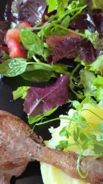 Bakış açısı, taze salata yemek, çatalda tütsülenmiş ördek eti yemek. Yüksek kalite 4k görüntü