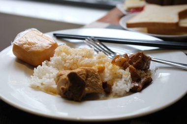 Bangkok, Tayland. Tayland yemeği yiyorduk Tayland restoranında kırmızı körili kızarmış tavuk. Yüksek kalite fotoğraf