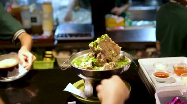 Restoranda lezzetli yemekler servis ediliyor. Garsonlar faturalara bakarak mutfakta kahve ve yemek servisi yaparlar.