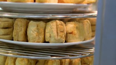 Kruvasan çörekleri çeşitli peynirler ve krakerler. Büfede sunulan ekmek ve şekerlerle birlikte. Yüksek kalite 4k görüntü