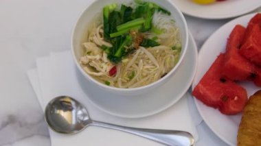 Asya ramen çorbası. Japon Ramen Erişte Bifteği veya tavuk. Kızarmış pirinç eriştesi, Tom Yam kung baharatlı Tayland çorbası. Geleneksel Kore yemekleri. Ramen çorbası. Çin Miso Çorbası. Lezzetli ramen kasesi