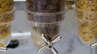 Sıfır atık dükkanında organik tahıllarla dolu tahıl ambarları, temiz yiyecekler. Yüksek kalite 4k görüntü