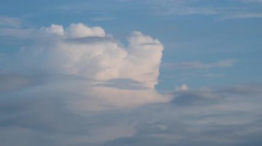 Hoş olmayan gri bulut gökyüzünü kapladı. Yağmur öncesi dramatik bulutlu ufuk. Düşük açı. Zaman ayarlı. Yüksek kalite 4k görüntü