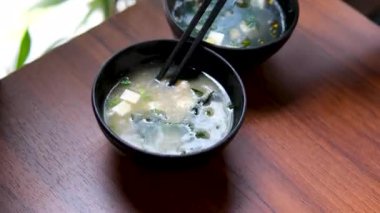 Tayland kayıklı şehriye reklamı kaynamış erişte kaynatma çorbası. Yüksek kalite 4k görüntü