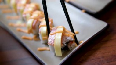 Taze Japon suşisi ve somon ve Philadelphia peynirli rulo. Geleneksel deniz mahsullü Asya mutfağı. Yüksek kalite 4K görüntü. Yüksek kalite 4k görüntü