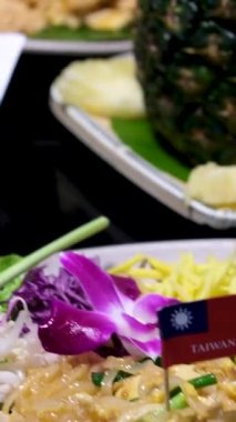 Çeşitli geleneksel Tayland yemekleri sergilenmektedir. Restoranda lezzetli yemekler var.