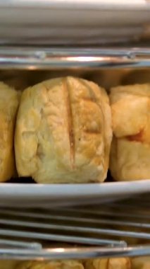 Kruvasan çörekleri çeşitli peynirler ve krakerler. Büfede sunulan ekmek ve şekerlerle birlikte. Yüksek kalite 4k görüntü