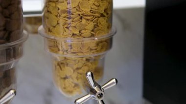 Kahvaltıda hafif ve sağlıklı kahvaltı için mısır gevreği. Yüksek kalite 4k görüntü