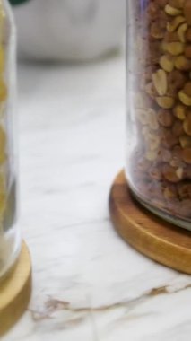 Açık büfe fıstıklı çerezler bira büfesine çeşitli et ve kurutulmuş balıklar: kalamar, dilimlenmiş tavuk, sosis, salam, mozzarella, fıstık, fındık, cips ve diğerleri. 4k 