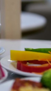 Çorba salatası sebzeler kızarmış pirinç çorbası çeşitli Asya yemekleri. Buna dahil. Salatalık salatası. Kızarmış pirinç. Canlı yeşil bir masada sunuluyor. Lezzetli ve çeşitli bir mutfak deneyimi gösteriliyor. Yüksek 