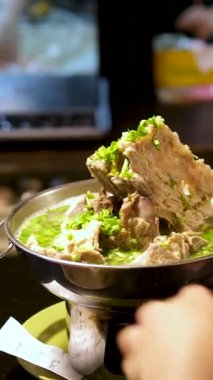 Restoranda lezzetli yemekler servis ediliyor. Garsonlar faturalara bakarak mutfakta kahve ve yemek servisi yaparlar.