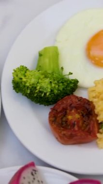 Masa, sağlıklı yiyecekler ya da evde yemek, içki ya da sosyal etkinlikte kutlama yapan aile mensupları. Bir grup insan, akşam yemeği, yemek ya da tabak kapanışı ya da salatayla kahvaltı..