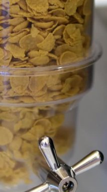 Kahvaltıda hafif ve sağlıklı kahvaltı için mısır gevreği. Yüksek kalite 4k görüntü