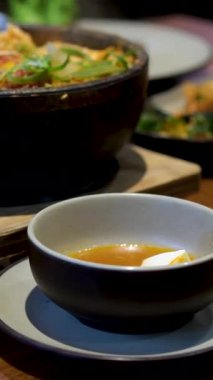 Yemek masasında çorba kepçelemek. Yüksek kalite 4k görüntü