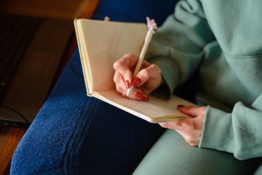 Bir deftere sadece eller yazılır.