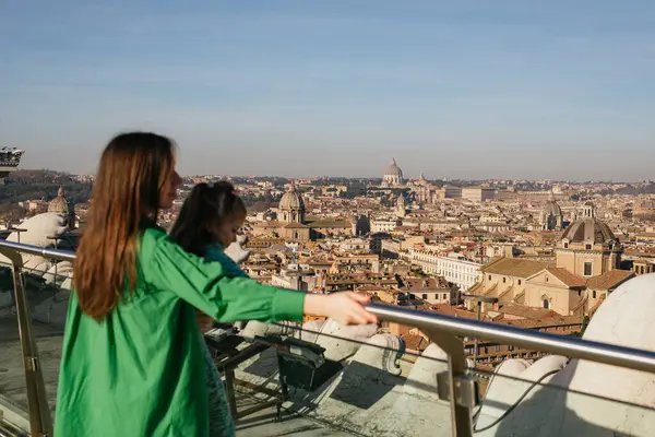 Genç ve mutlu çift Roma 'nın çatısında birbirine aşık..
