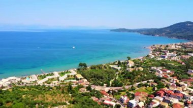 Yunanistan 'daki Corfu Adası' nın yaz kıyı şeridine insansız hava aracı manzarası, dağdan deniz manzarası.