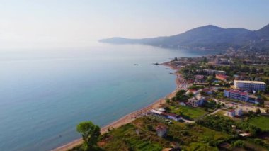 Korfu adasının dağ ve deniz manzarası. 