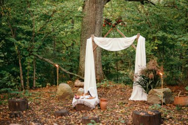 Ormandaki düğün çifti. Ormandaki düğün için geleneksel ulusal süslemeler.