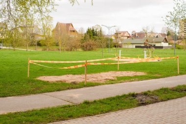 Parktaki boş çocuk parkı. Bölge turuncu bant ile çevrili..