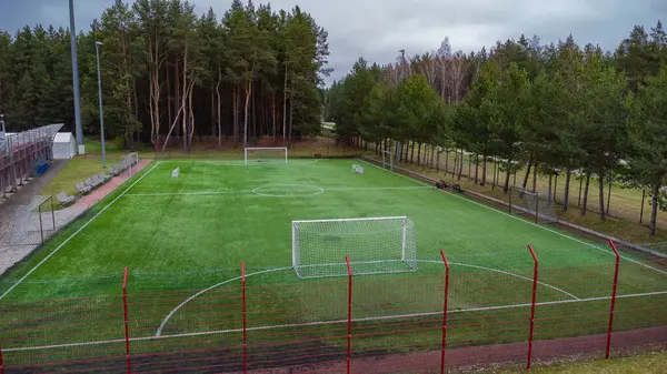 Yeşil çimenli futbol sahası ve futbol topu