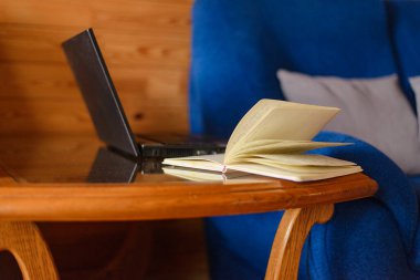 Ahşap bir masada dizüstü bilgisayar..