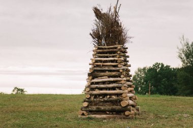 Ormanda odun yığını, odun yığını, gündönümünde geleneksel halk şenlikleri.