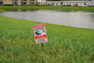 Parktaki çimenlikteki kırmızı tabela 