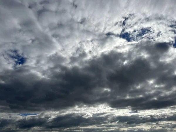 Dunkle Dramatische Wolken Blauen Himmel — Stockfoto