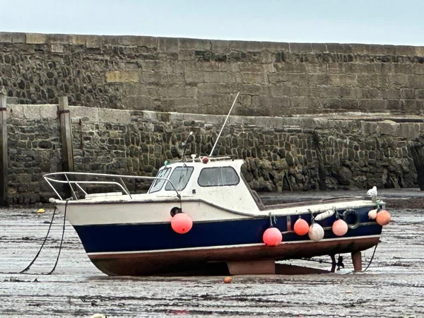 漁港の岸で漁船や船を発見しました ライム レジス ドーセット イングランド — ストック写真