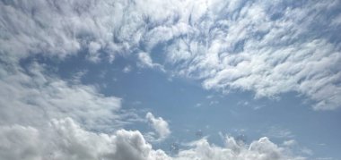 Gökyüzünde güzel beyaz bulutlar