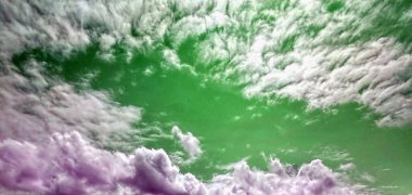 Gökyüzünde yeşil bulutlar, arkaplan