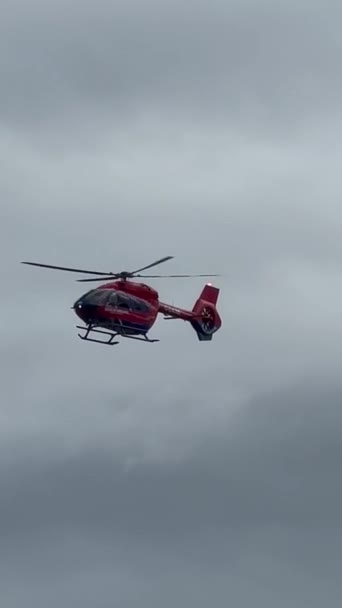 空を飛ぶデボン空の救急ヘリコプター 曇った日に — ストック動画