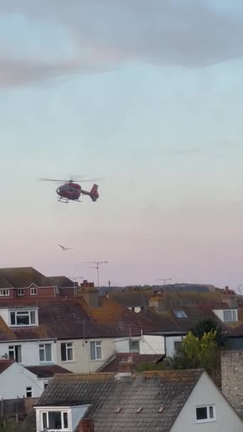 Ambulans Udara Devon Mendarat Lyme Regis Dorset — Stok Video