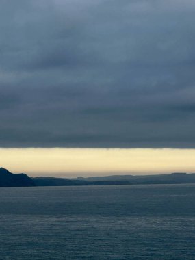 Denizin üzerinde güzel bir gün batımı