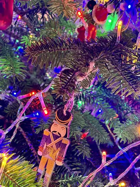 Oyuncak ve oyuncaklarla Noel ağacı