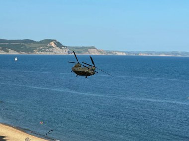 Dorset İngiltere üzerinde uçan bir Çin helikopteri. 