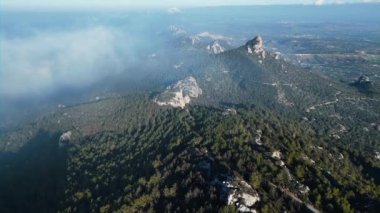 Bulutlarda uçuyor. Bulutlardaki dağlar. Ormandaki dağlar. Yoğun orman. Dağlar ve deniz yüksek bir yerden. Ormanda sis var. Yüksek kalite 4k görüntü. 
