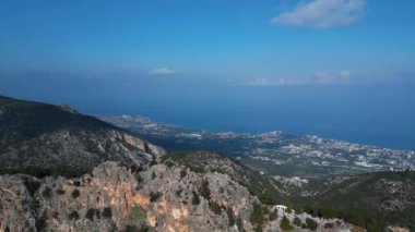 Dağlarda ve denizin üzerinde uçmak. Ufuktaki mavi deniz. Kıbrıs. Yüksek kalite 4k görüntü