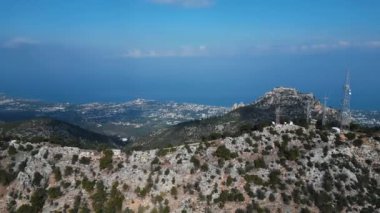 Dağlarda ve denizin üzerinde uçmak. Ufuktaki mavi deniz. Kıbrıs. Yüksek kalite 4k görüntü