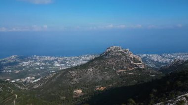 Dağlarda ve denizin üzerinde uçmak. Ufuktaki mavi deniz. Kıbrıs. Yüksek kalite 4k görüntü