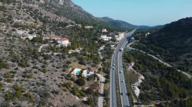 Dağlarda yolun üzerinden uçuyor. Kıbrıs denizi. Güneşli yol. Otomobil dağlarda. Yüksek kalite 4k görüntü