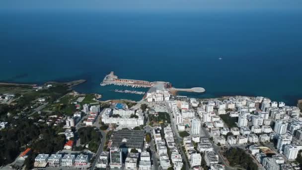 Kıbrıs Taki Rıhtımın Üzerinde Uçuyor Mavi Denizin Kıyısında Bir Şehir — Stok video