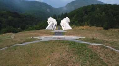 Tjentiste 2. Dünya Savaşı anıtının üzerinde uçuyor. Bosna-Hersek. Sutjeska Ulusal Parkı. Yüksek kalite 4k görüntü