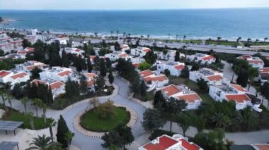 Kıbrıs Rum Kesimi 'ndeki sahil şeridinde uçuyor. Deniz kenarındaki oteller. Plaj ve otoyol. Yüksek kalite 4k görüntü. 