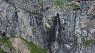 Dağda bir şelale. İnsansız hava aracı görüntüsü. Dağlar ve su. Yüksek kalite 4k görüntü