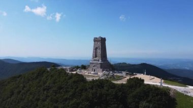 Shipka, Bulgaristan. Drone. Bulgaristan 'daki anıt. Manzara, dağlar. 4k. 